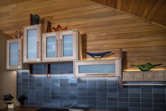 Staggered overhead cupboards.