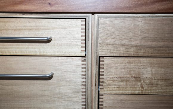 Fingjointed drawers.